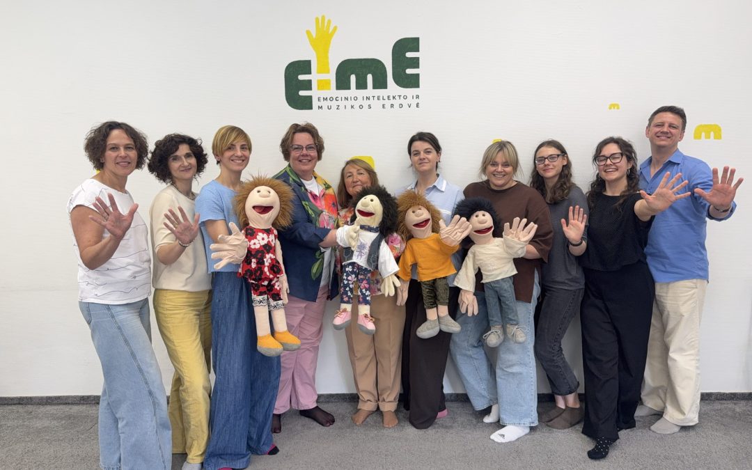 Muzika, psichodrama ir drąsa augti: EIME pasitelkia psichodramos technikas ir lėles