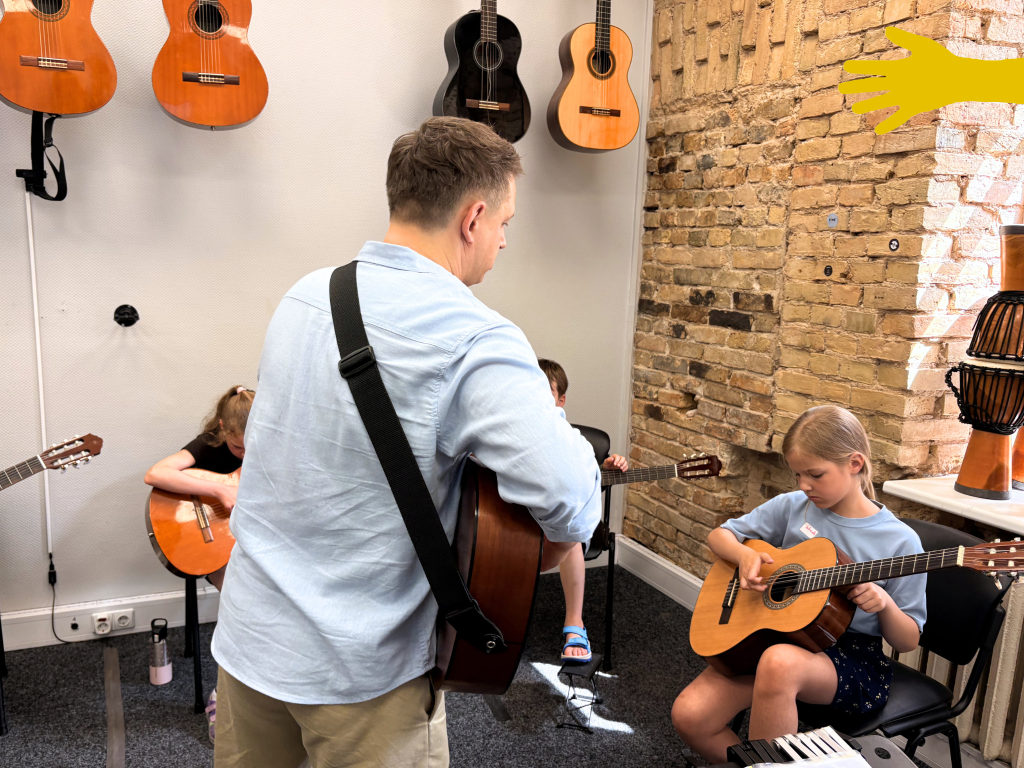 EIME vaikų dienos stovykla Vilniuje, gitaros pamokos vaikams