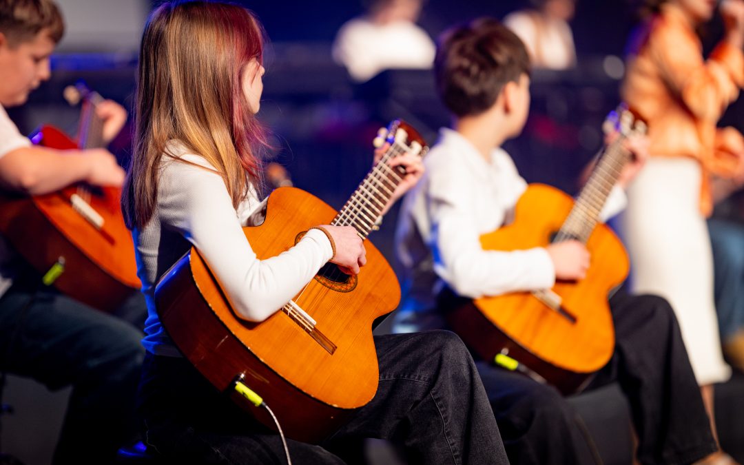 Kaip pasirinkti instrumentą vaikui? Pianinas, gitara, būgnai ar dainavimas